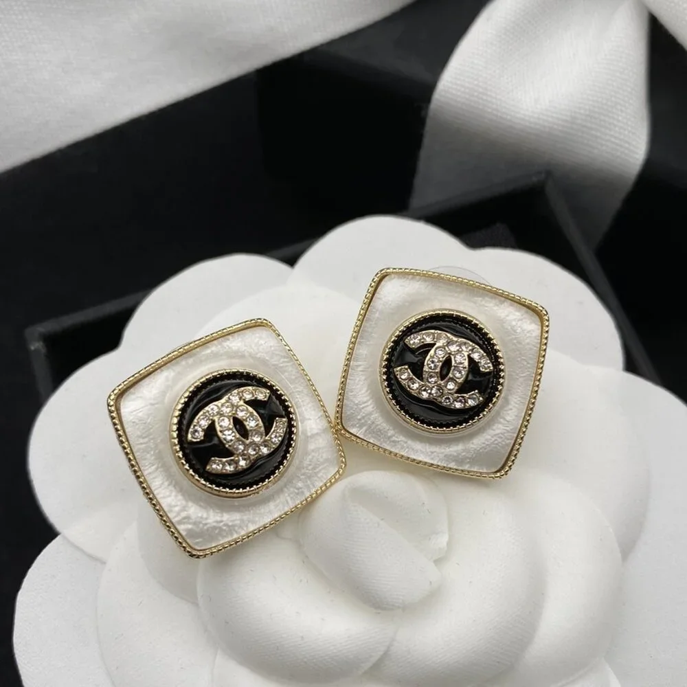 Chanel - Picture 1 of 4